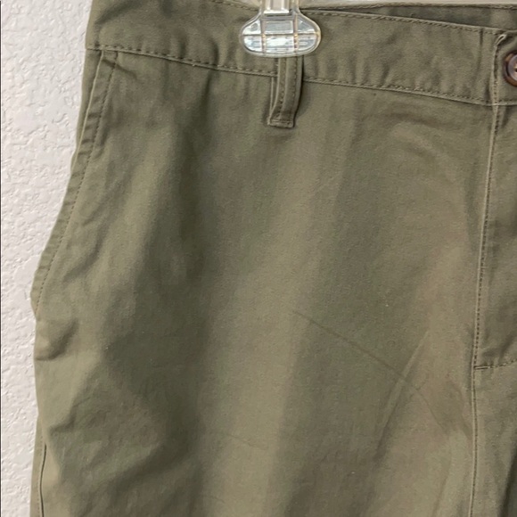CANYON GUIDE OUTFITTERS short flat front olive green size 36 - Picture 2 of 6